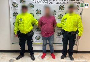 El judicializado se encuentran esposados y en custodia por un funcionario de la Policía Nacional