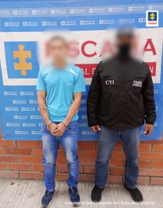 El judicializado se encuentran esposados y en custodia por un funcionario del Cuerpo Técnico de Investigación CTI Seccional Huila