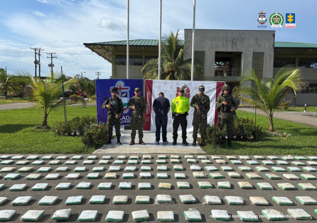 En la foto aparece el capturado custodiado por un uniformado de la Policía y Ejército Nacional. Asimismo, un uniformado de la Fuerza Naval de la Amazonia. En la foto también aparece el cargamento incautado.