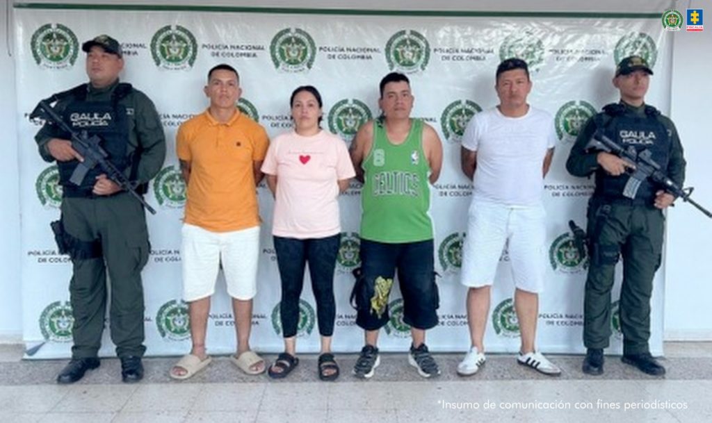 En la foto aparece los capturados custodiados por dos uniformados de la Policía Nacional. En la foto también aparece de fondo un backing de la Policía Nacional.