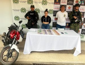 En la foto aparecen los capturados de frente y custodiados por uniformados del Gaula de la Policía y Ejército Nacional. En la foto aparece una mesa con el material incautado, una moto, celulares y dinero en efectivo.
