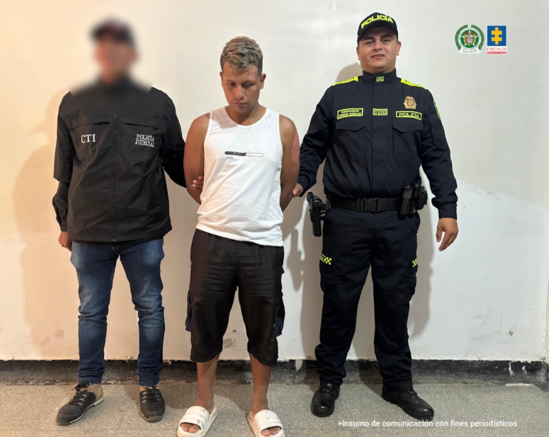 En la foto aparece el capturado custodiado por un servidor del Cuerpo Técnico de Investigación CTI y un uniformado de la Policía Nacional. 