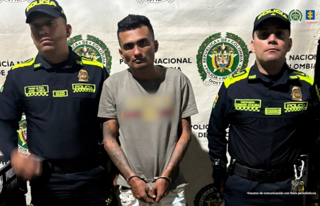 En las dos fotos aparecen cada uno de los procesados de frente y custodiados por uniformados de la Policía Nacional.