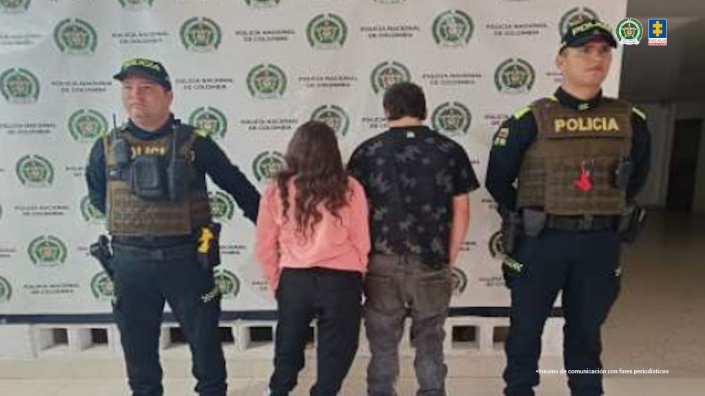 En las dos fotos aparecen cada uno de los procesados de espaldas y custodiados por uniformados de la Policía Nacional.