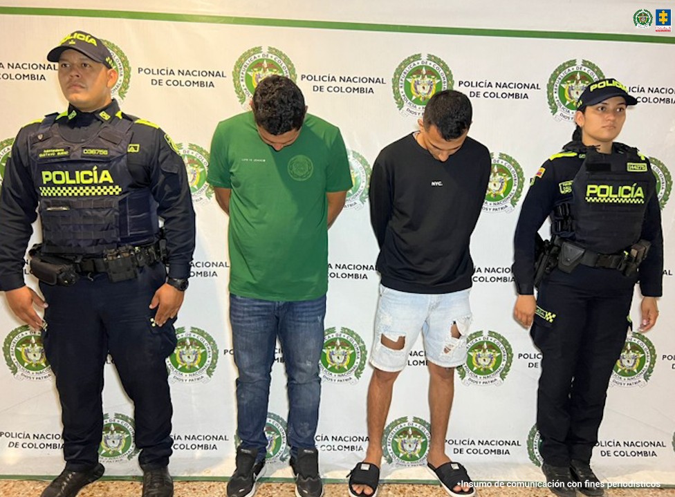 En la foto aparece los capturados de frente y custodiado por uniformados de la Policía Nacional. En la foto aparece de fondo un backing de la Policía Nacional. 