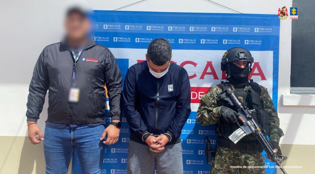 En la foto se observa al capturado custodiado por un servidor del Cuerpo Técnico de Investigación CTI y un uniformado del Ejército Nacional.