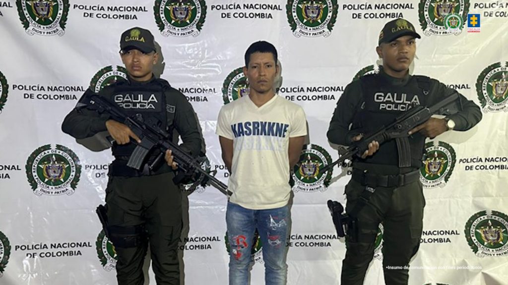 En la foto aparece el capturado custodiado por dos uniformados del Gaula de Policía Nacional. En la foto también aparece un backing de la Policía Nacional.
