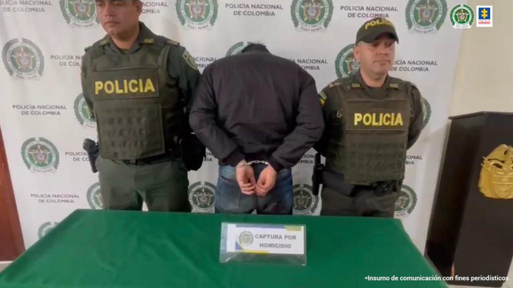 en la foto se aprecia al asegurado siendo custodiado por la Policía.