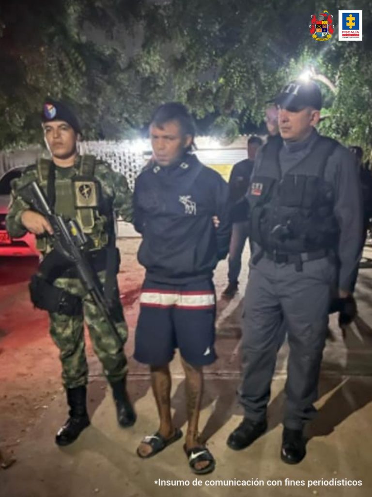 En la fotografía aparece un hombre capturado, acompañado de un uniformado del Ejército y un servidor del (CTI).