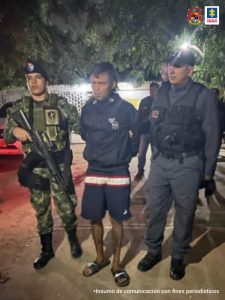 En la fotografía aparece un hombre capturado, acompañado de un uniformado del Ejercito y un servidor del (CTI).