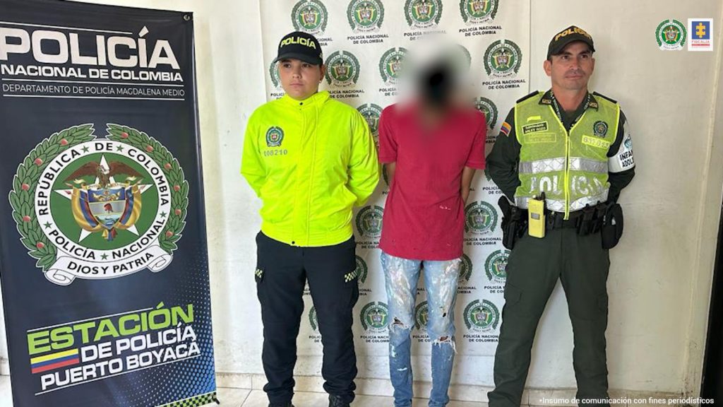 En la foto se aprecia el hoy asegurado siendo escoltado por dos miembros de la Policía Nacional.