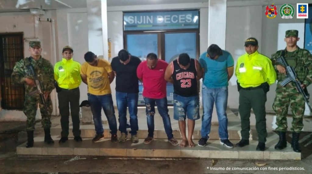 En la fotografía aparecen cinco personas capturadas, todos hombres, junto a dos uniformados de la Policía Nacional y dos del Ejército.