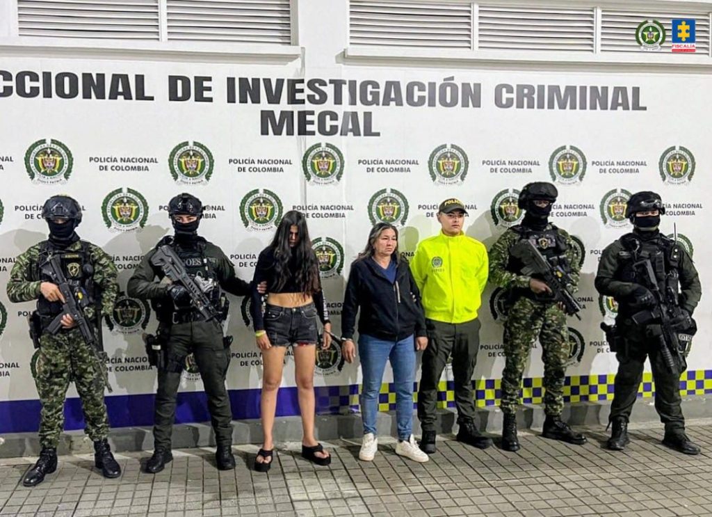 En la fotografía aparecen las dos mujeres junto a dos integrantes de la Policía Nacional y dos soldados del Ejército. En la parte superior está un banner de la Policía.