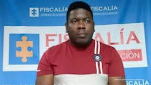  En la imagen está alias El Negro Cristián, condenado por homicidio en el Bagre, con un pendón azul de la Fiscalía en la parte de atrás 