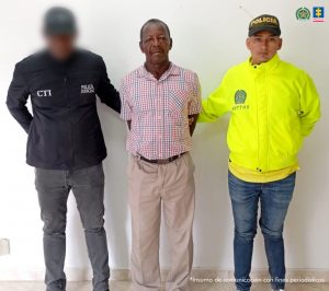 Claudio Emilio Mosquera Quinto, de 73 años, está en la foto con funcionarios del Cuerpo Técnico de Investigación (CTI) y la Policía Nacional.