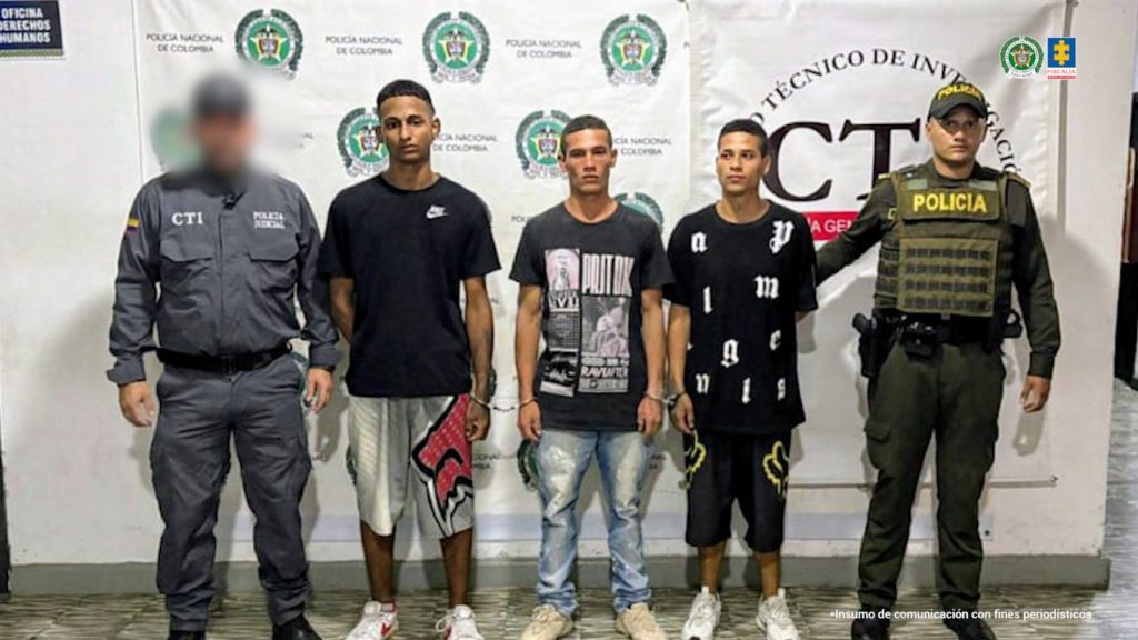 En la fotografía aparecen los tres capturados junto a un servidor del CTI y un uniformado de la Policía