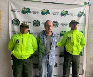En la imagen aparece el extranjero en medio de dos uniformados de la Policía Nacional.