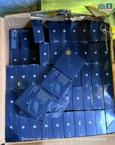 En la fotografía se encuentra una caja con audífonos para celulares.