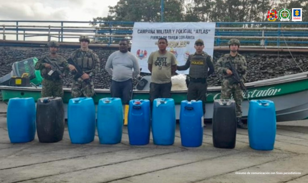 En la fotografía aparecen dos hombres capturados, junto a dos soldados de la Fuerza de Tarea Hércules y un agente de la Policía Nacional. En la parte posterior de la imagen se ve un banner de la Fuerza de Tarea Hércules, una lancha y adelante 9 pimpinas.