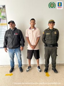 está el capturado esposado de frente manos adelante, custodiado por investigador del CTI de la Fiscalía y un policía.