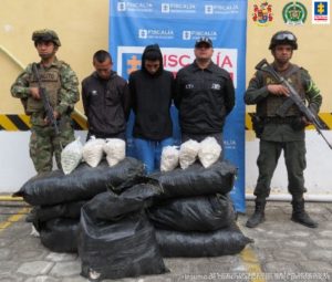 En la fotografía se aprecia a Cristian Daniel Díaz Solarte y Edier Ferney Díaz Pantoja, de pie y con los brazos atrás. Uno viste chaqueta negra con capucha y Jean azul. El otro viste Viste chaqueta negra y pantalón oscuro. Al lado derecho de ellos hay un uniformado del Ejército y al lado izquierdo un servidor del CTI de la Fiscalía y un uniformado del Ejército. Delante de ellos, en el piso, hay varias bolsas plásticas negras y blancas arrumadas. Detrás de ellos hay un pendón de la Fiscalía.