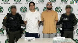 La Policía Nacional custodia a los capturados quienes están implicados en extorsión agravada tentada,