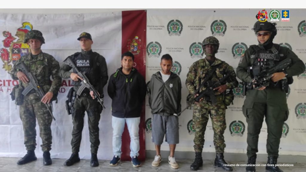 En la fotografía se aprecian de pie y con los brazos atrás, Cristian Uriel Vinasco Ladino y Jhonny Andrés Castaño Vinasco. Uno viste con chaqueta de color negro, jean azul claro y zapatillas azules. El otro viste chaqueta de color verde oliva, bermudeas de color gris y zaptillas beage. A sus extremos hay uniformados del Gaula de la Policía Nacional y del Ejército. Detrás de ellos hay dos pendones institucionales del Ejército y la Policía.
