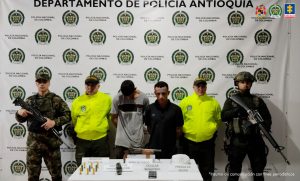 : En la fotografía está los dos procesados con los elementos incautados y dos servidores de la Policía y el Ejército Nacional a cada lado.