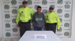 En la fotografía está el procesado con dos servidores de la Policía Nacional a los lados