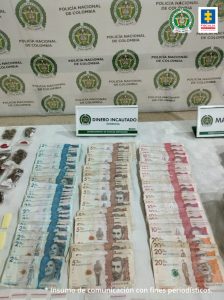 En la fotografía hay sobre una mesa billetes de diferentes denominaciones que suman $1.317.000