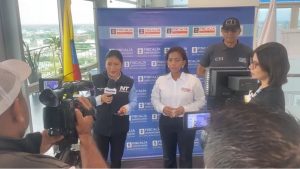 En la foto se aprecia a la directora seccional junto a un asesor del CTI, realizando una rueda de prensa.