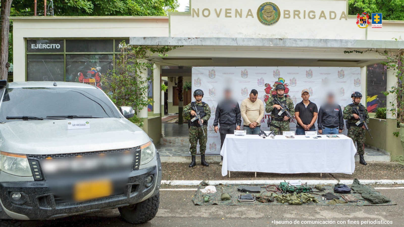 Los capturados se encuentran de frente y custodiados por servidores del Cuerpo Técnico de Investigación CTI junto a uniformados del Ejército Nacional. En la foto se ve parte del material incautado como munición, fusiles, dinero, celulares y la camioneta.