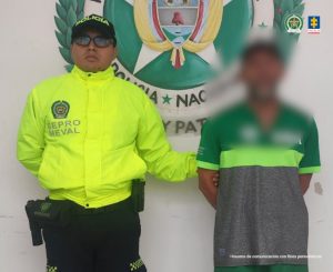 En la imagen está el procesado con el rostro distorsionado,al lado de un servidor de la Sijín de la Policía Nacional