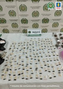 En la imagen hay cocaína dosificada sobre una mesa