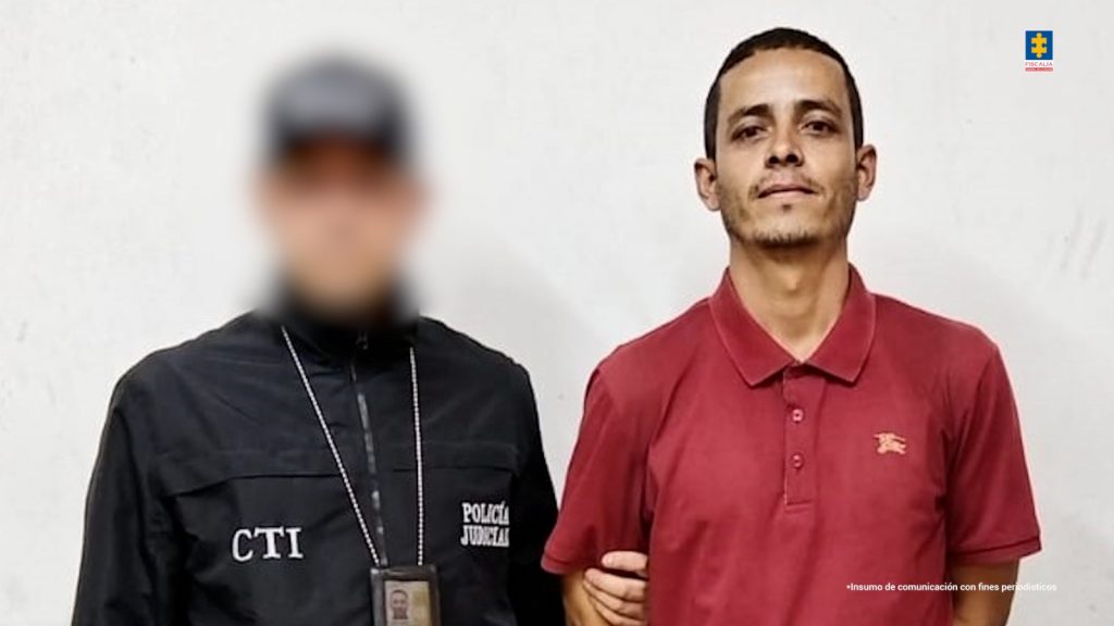 Daniel Felipe Ríos Pamplona aparece en la foto con un funcionario del CTI de la Fiscalía.