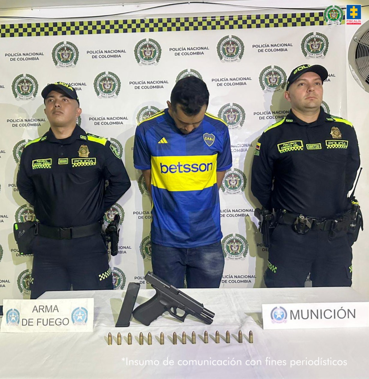 En las fotos se observa a los capturados en el momento de la captura. Todos están custodiados por funcionarios de la Policía Nacional