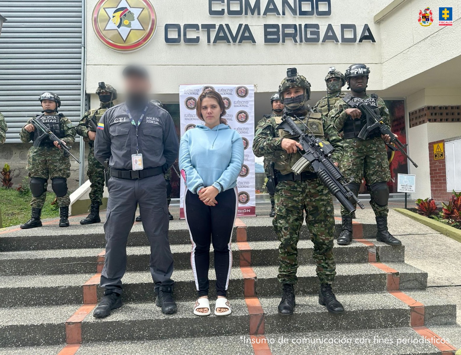 La mujer capturada aparece en el centro de la imagen, sobre unas escaleras y en medio de miembros del Ejército y el CTI de la Fiscalía. Al fondo se ve el letrero "comando Octava Brigada".