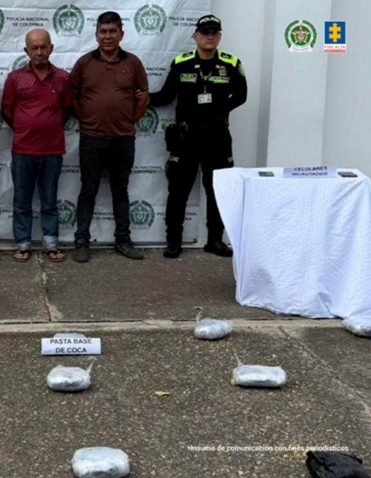 Se visualiza a los dos capturados junto a un uniformado de la Policía Nacional.