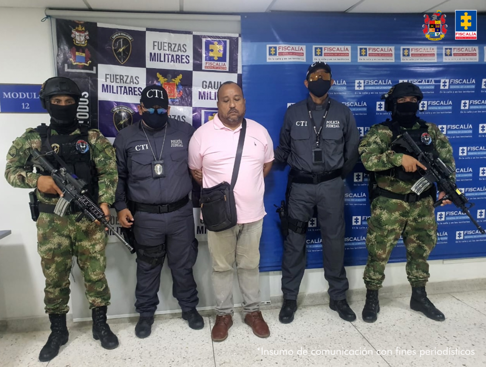 El capturado aparece en el centro de la imagen, rodeado de personal del CTI de la Fiscalía y del Ejército
