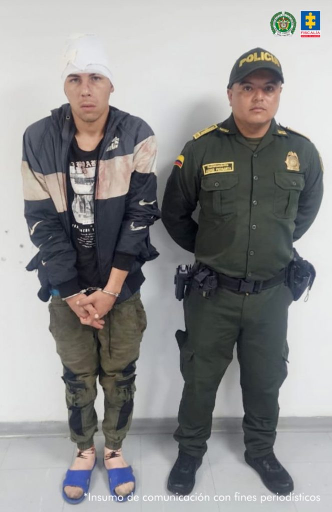 En la fotografía está el capturado junto con un integrante de la Policía Nacional