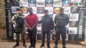 En la foto aparece de pie y con los brazos atrás, Deybi Ernesto Valencia Caicedo, alias ‘El Negro’ o ‘’Bloqueo’. Esta persona es de tez negra y viste amista roja de manga corta, pantalón y zapatos negros. Al lado derecho de él hay un uniformado del ejército y al lado izquierdo un servidor del CTI de la Fiscalía.