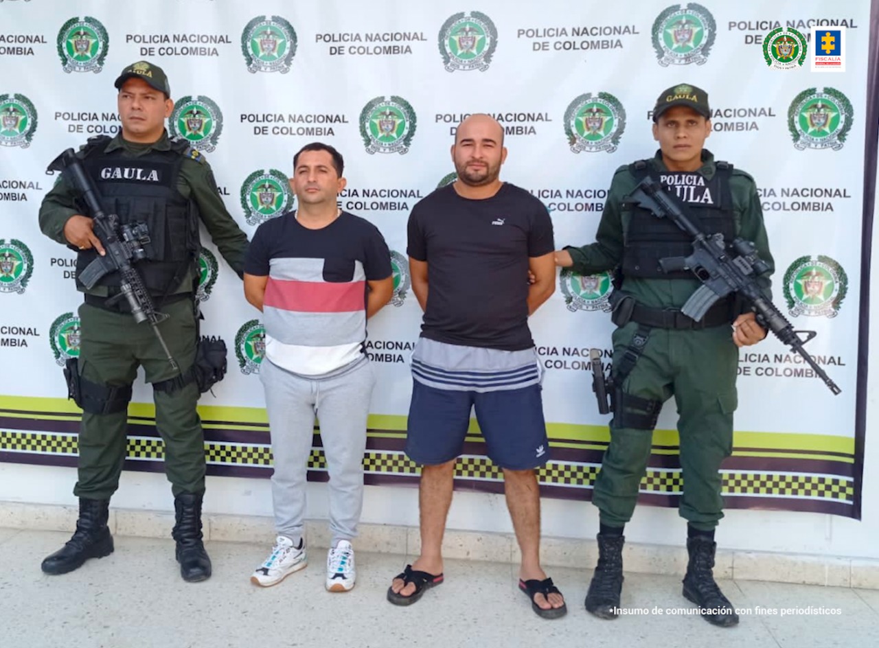 En la imagen aparecen los presuntos responsables del secuestro de un joven de 16 años acompañados por los Policías que los capturaron.