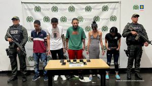  En la imagen están los 3 hombre y las 2 mujeres investigados por el secuestro de un guía turístico con 2 servidores de la Policía Nacional