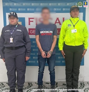 En las imágenes aparecen tres sujetos custodiados por funcionarios del CTI y agentes de la Policía Nacional.