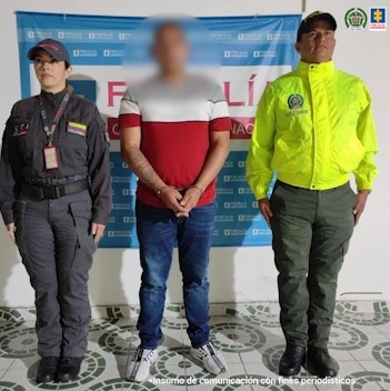 En las imágenes aparecen tres sujetos custodiados por funcionarios del CTI y agentes de la Policía Nacional.
