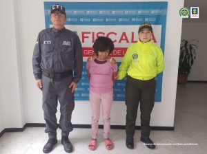 En la foto se aprecia a la hoy asegurada siendo custodiada por un funcionario del CTI y otro de la Policía Nacional. 
