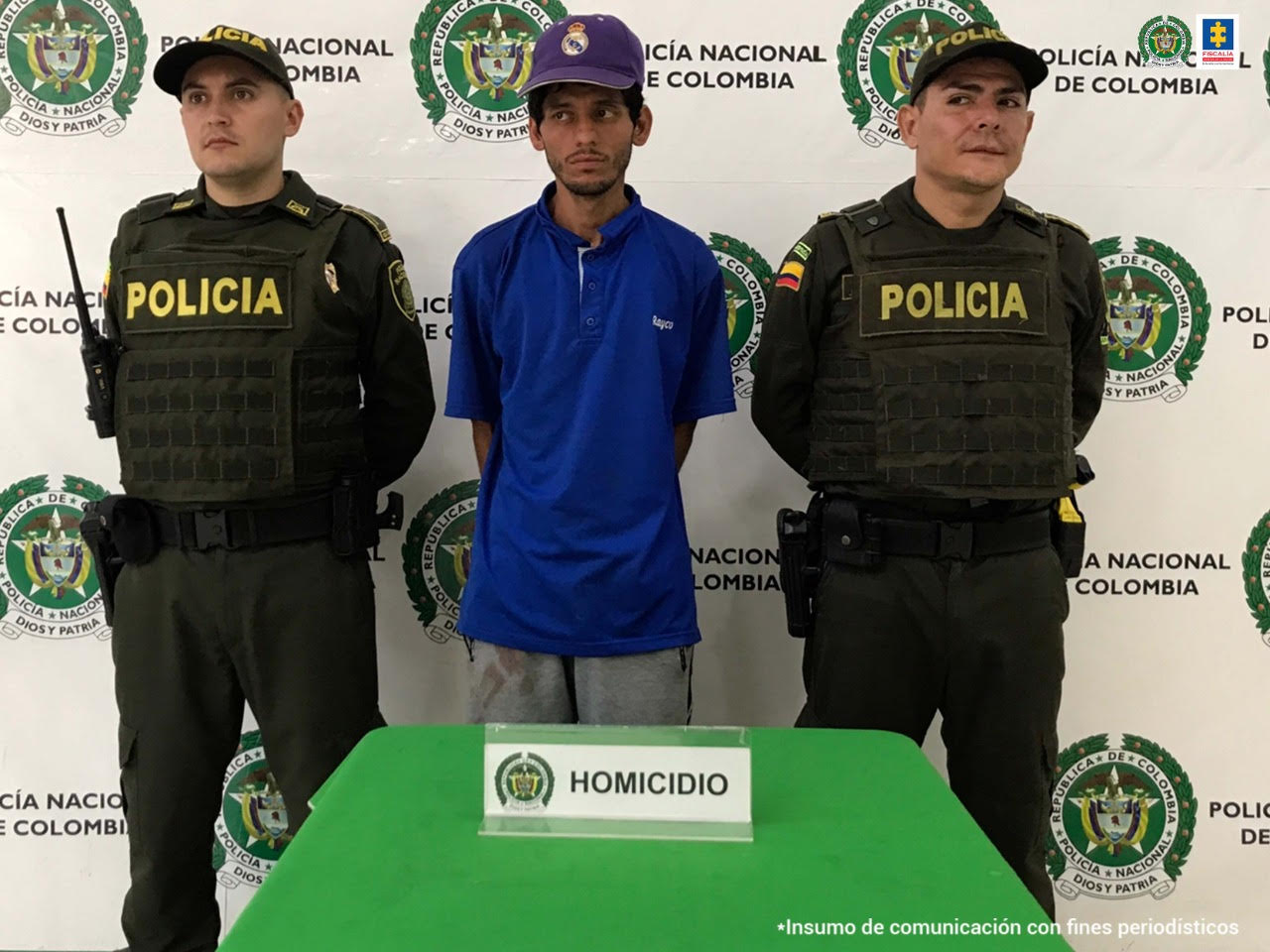 En la foto se puede apreciar dos miembros de la Policía que están custodiando al hoy asegurado.