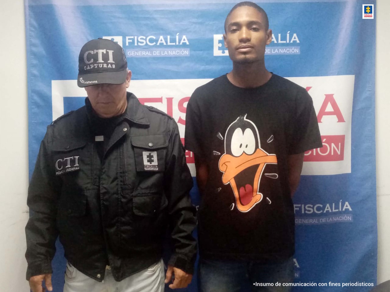 En la fotografía aparece un hombre capturado junto a un funcionario del CTI. En la parte posterior se ve un banner de la Fiscalía General de la Nación.