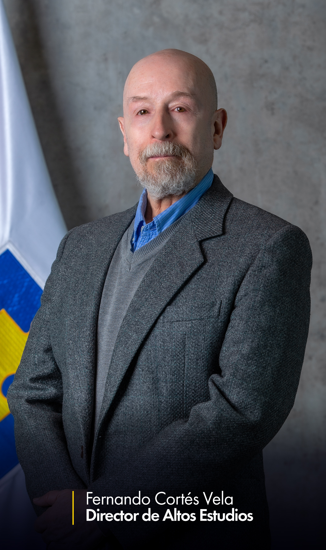Fernando Cortés Vela, director de Altos Estudios de la Fiscalía General de la Nación, aparece en la imagen de medio cuerpo, mirando a la cámara, con las manos cruzadas al frente y una bandera de la Fiscalía de fondo.