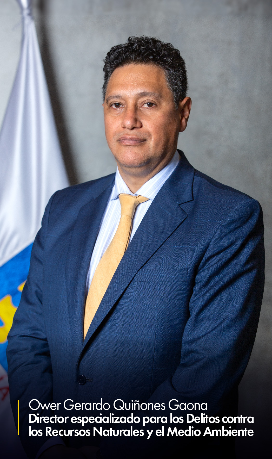 En la imagen aparece Ower Gerardo Quiñones Gaona, director especializado para los Delitos contra los Recursos Naturales y el Medio Ambiente, en una fotografía de medio cuerpo. Al fondo puede verse parcialmente una bandera de la Fiscalía.